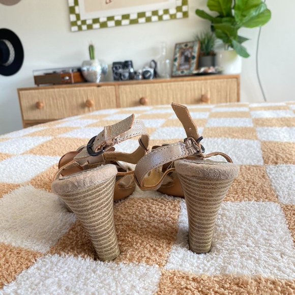 BØRN CONCEPTS Y2K TAN FLOWER HEELS SANDALS SIZE 6 - Picture 4 of 6